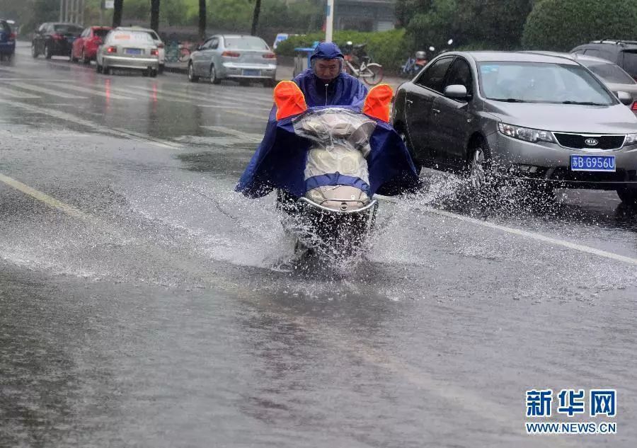 无锡市民冒雨骑行