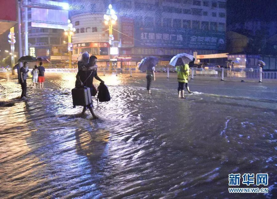 贵州铜仁松桃街头

人们冒雨涉水前行