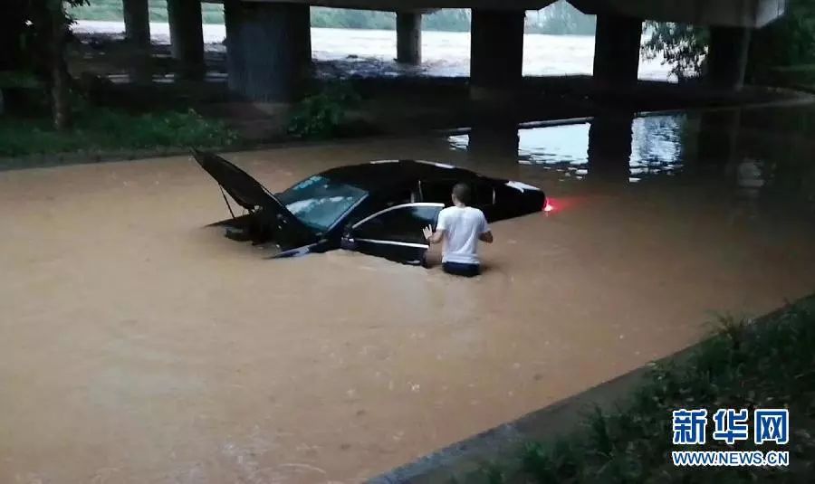 成都蒲江一辆轿车在洪水中熄火