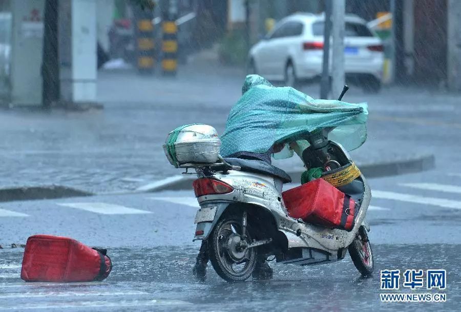 成都这位快递小哥不慎掉落餐包