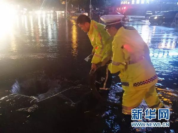 井盖被水冲跑
他们冒着危险
清除隐患