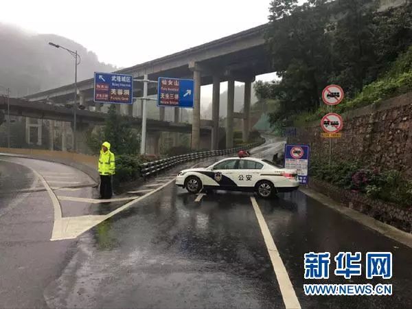 他们在路口冒雨值守
任凭风吹雨打岿然不动