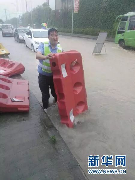 他们在雨中清理路障
已经分不清是汗水还是雨水