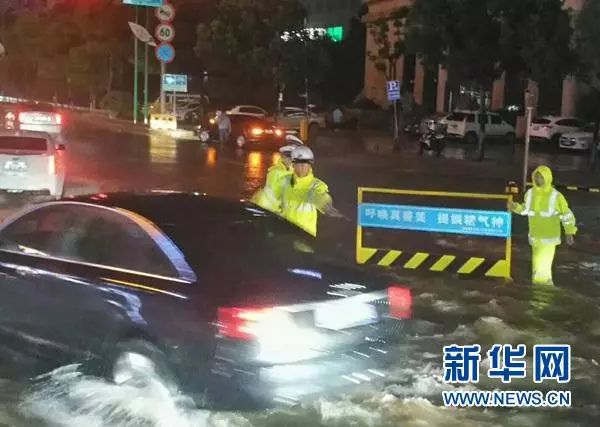 他们在积水地段拉起警戒线
疏导交通