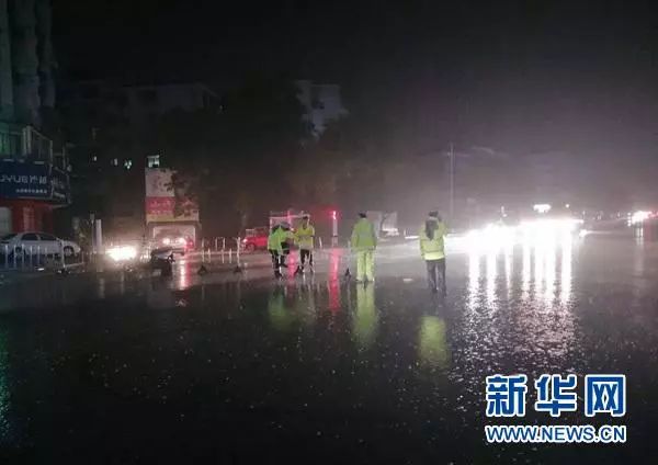 他们冒雨

在水位超标的危险地段
充当&ldquo;人体红绿灯&rdquo;