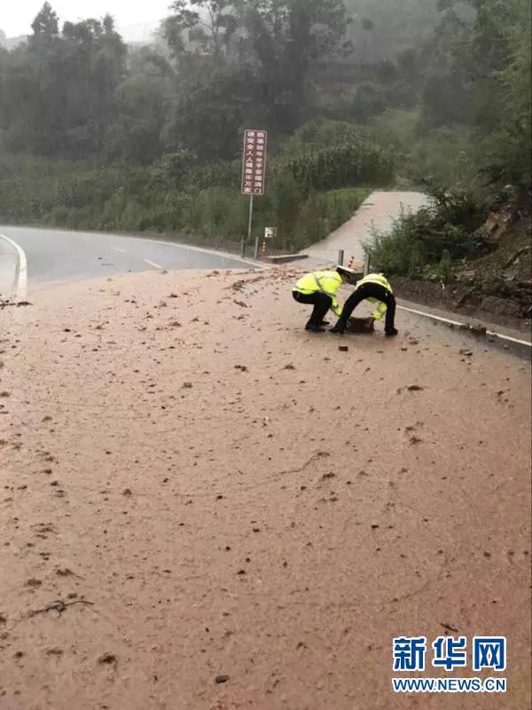 冒着出现滑坡的危险
他们清理坠石