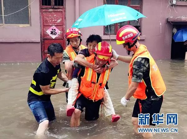 他们跋山涉水
安全转移行动不便的人