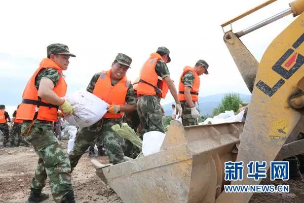 在抗洪大堤上
为了群众安全
他们不知疲倦