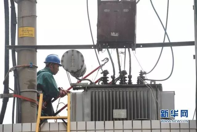 电力工人
抓紧抢修电路恢复供电