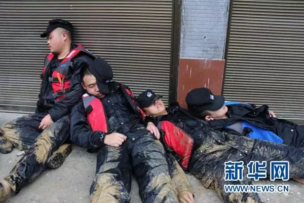 疲惫不已
就这么&ldquo;瘫倒&rdquo;在路边
相互靠着睡着了