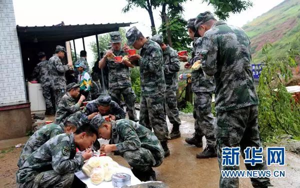 匆匆吃饭
还要继续奋战