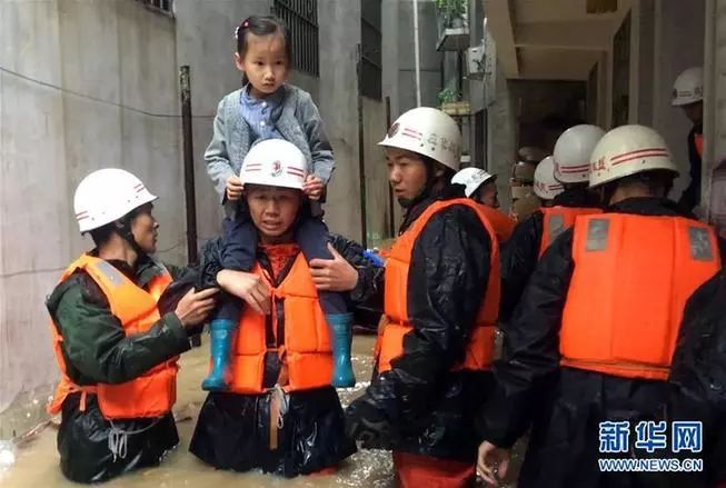 还有许许多多的人
暴雨中
他们为我们保驾护航
激流中
他们为我们涉险开道
险情中
他们为我们守护平安
这一幕幕感人的画面
温暖了成千上万人的心