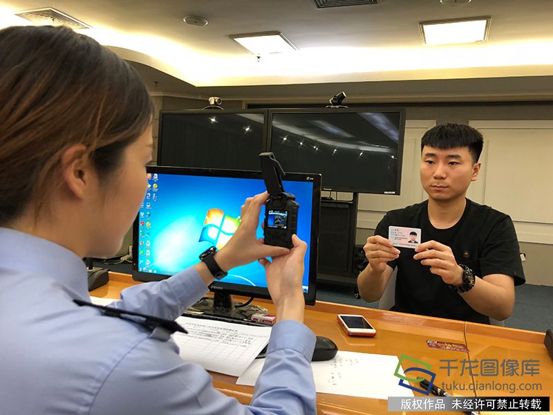7月17日，吃了顿羊蝎子，花了100多块，中了10万元的巩先生来到北京市税务局进行兑奖。