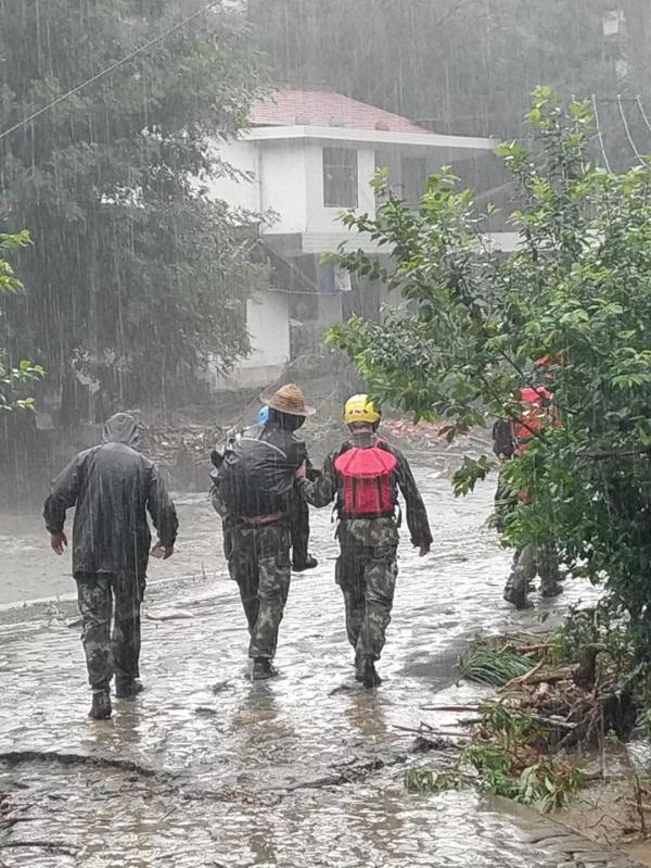 大雨中，这些瞬间温暖你我&hellip;&hellip;