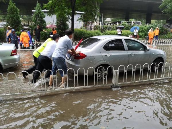 大雨中，这些瞬间温暖你我&hellip;&hellip;