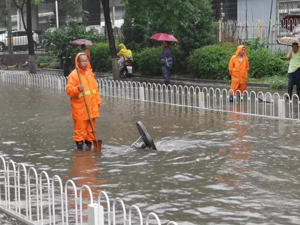 大雨中，这些瞬间温暖你我&hellip;&hellip;