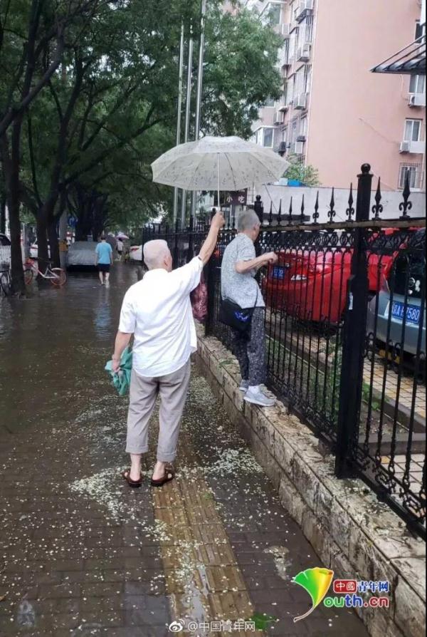 大雨中，这些瞬间温暖你我&hellip;&hellip;