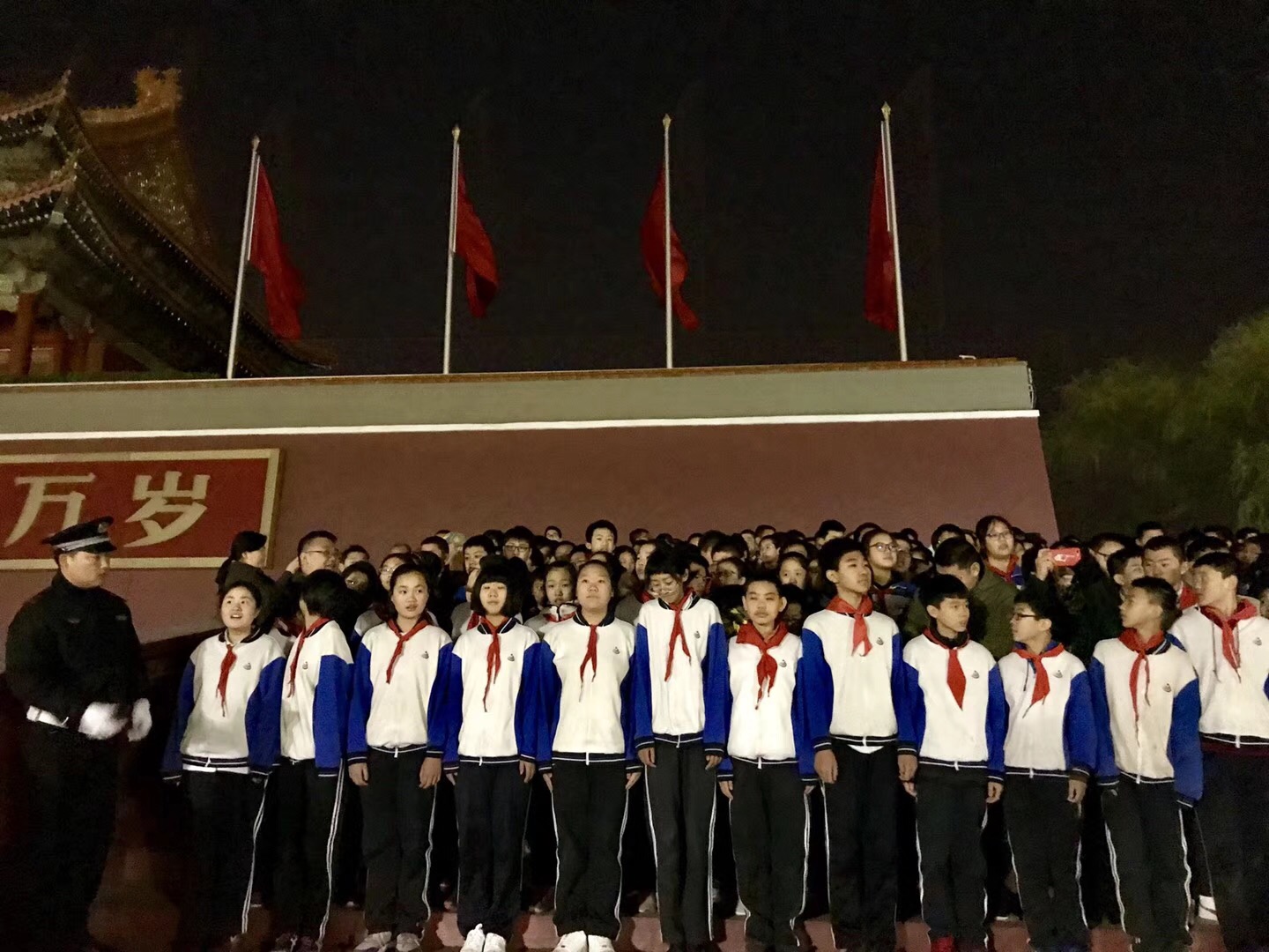观升旗仪式 塑爱国精神
