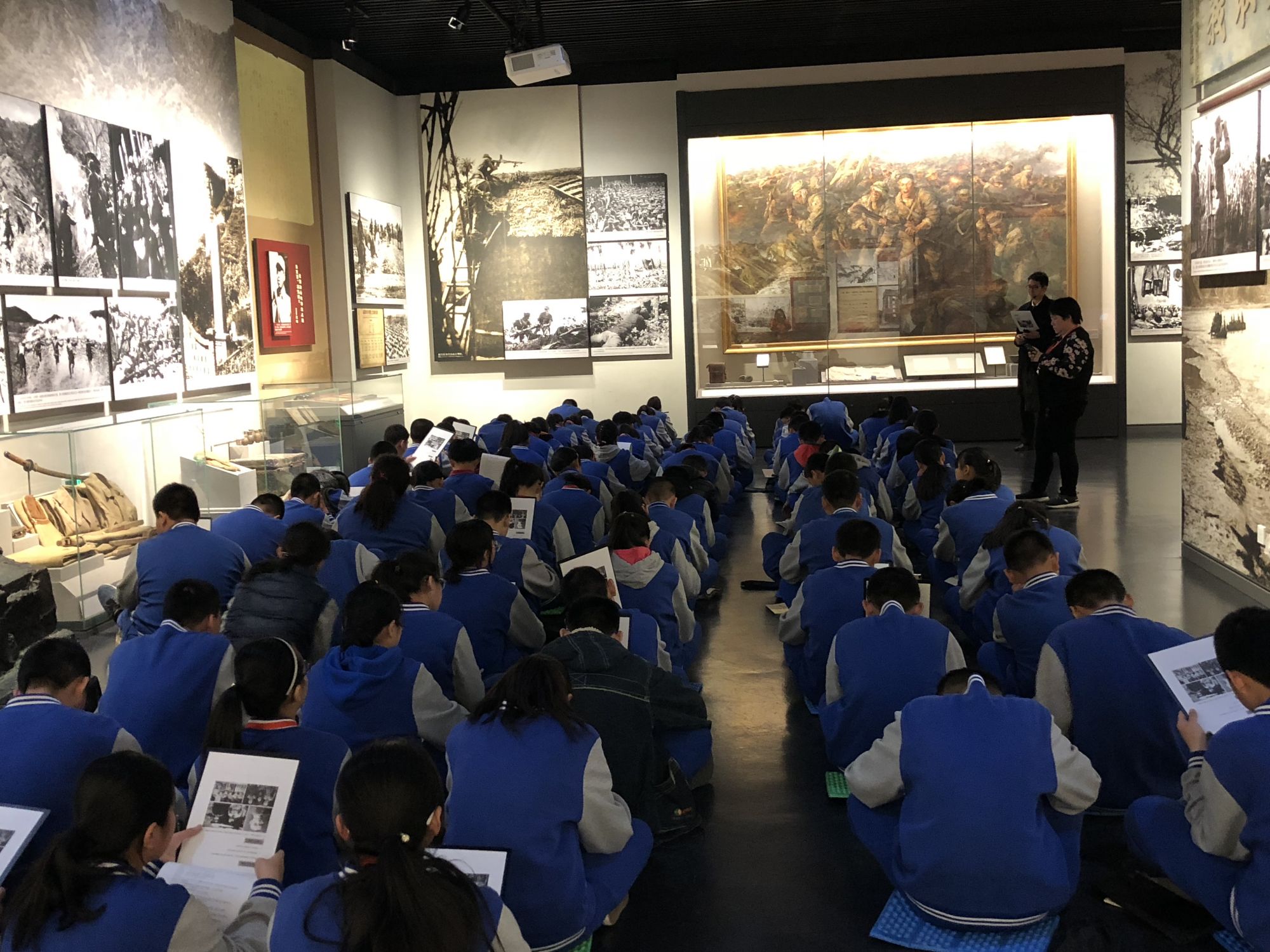 沿河中学师生走进抗战纪念馆