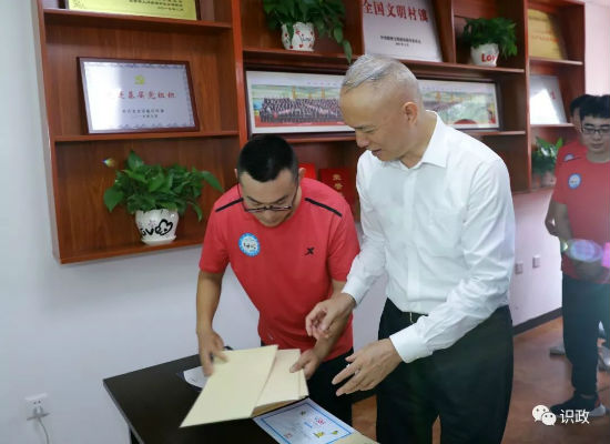 农民滑雪队员为蔡奇展示滑雪证书