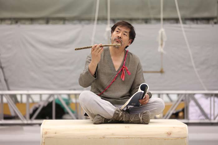 据了解，为了更好地将这部莎士比亚遗作呈现给观众，国家大剧院特别邀请来自英国的著名戏剧导演提姆·修普担任该剧执导，并与皇家莎士比亚剧团“莎剧舞台本翻译计划项目”共同呈现。7月23日，《暴风雨》剧组邀请媒体到排练现场进行探班，演员们通过四段精彩的片段展示，共同打造了一个诗意的梦境，再现了莎士比亚理想下的爱情观、价值观和人生观。