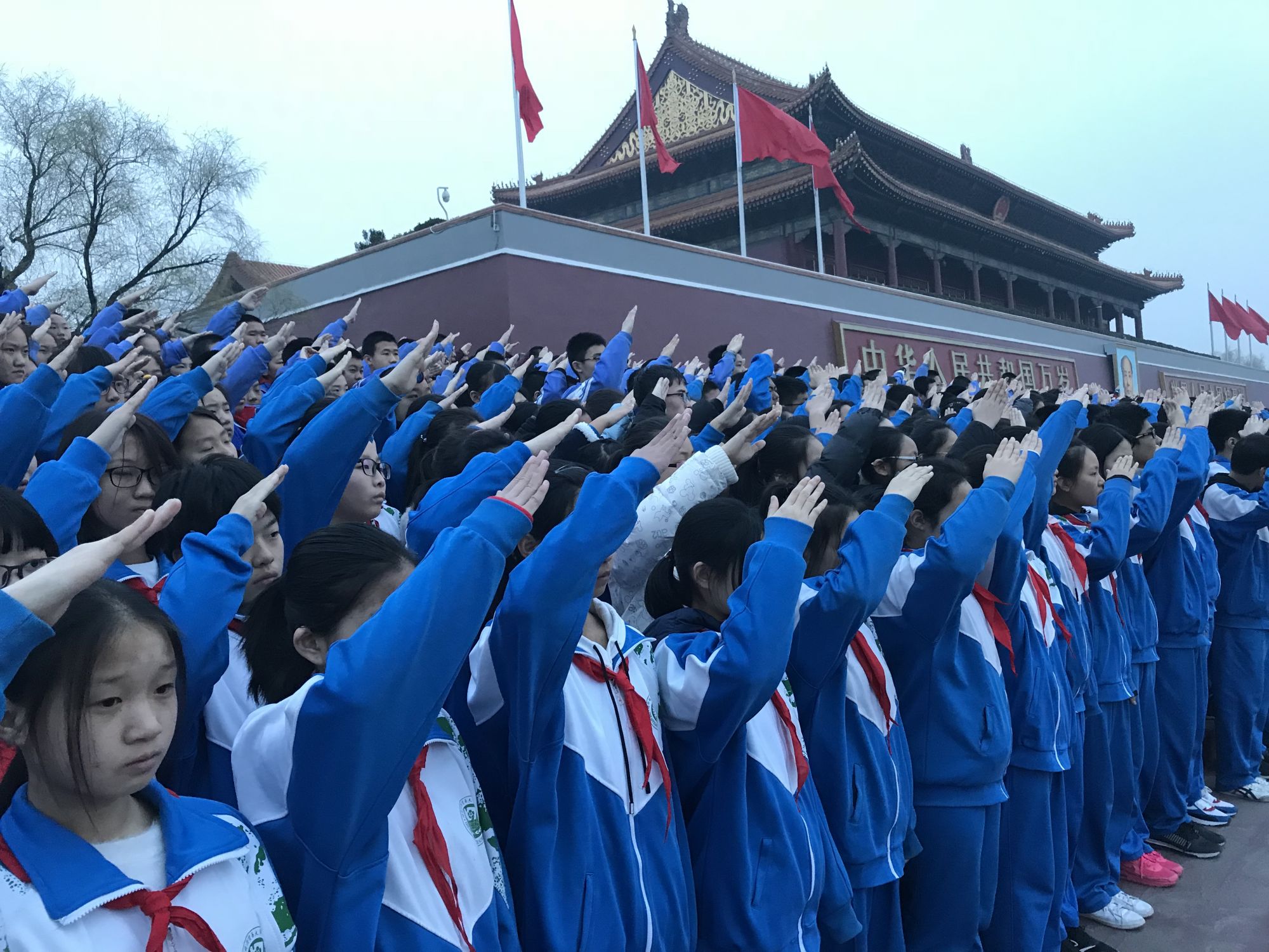 冉冉红旗旭日升 莘莘学子燃激情