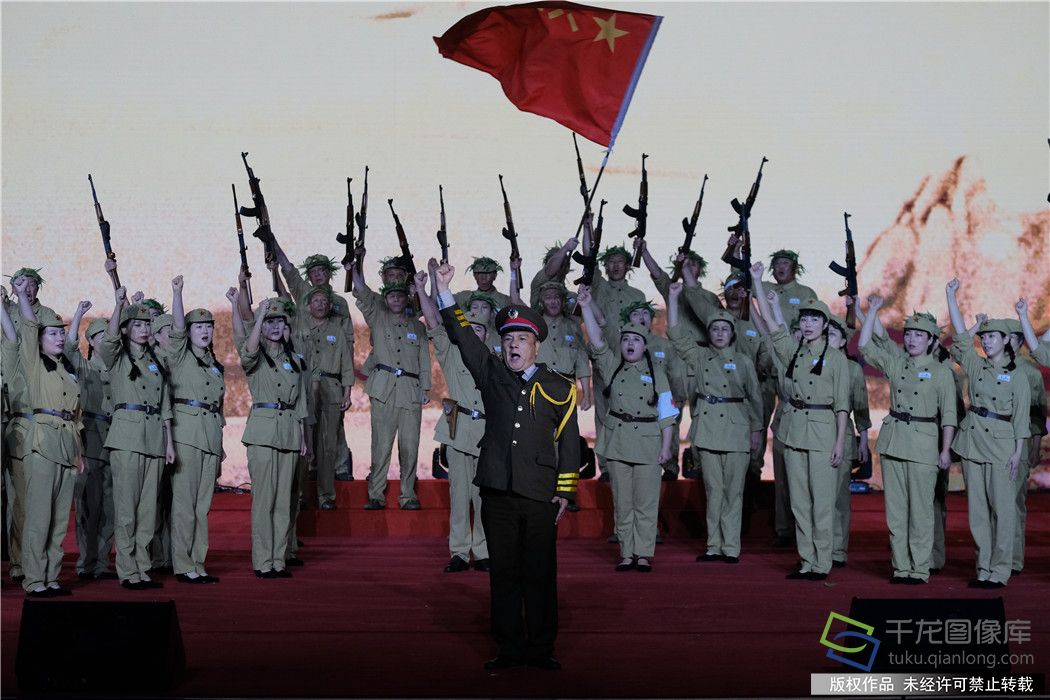 7月27日下午，北京城建集团举办第二届企业文化周大会。图为企业职工自编自导自演的节目：英雄赞歌