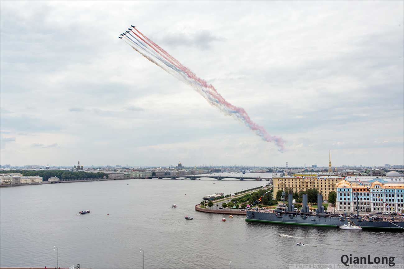 俄罗斯举行海军节阅舰式彩排 海军航空兵在空