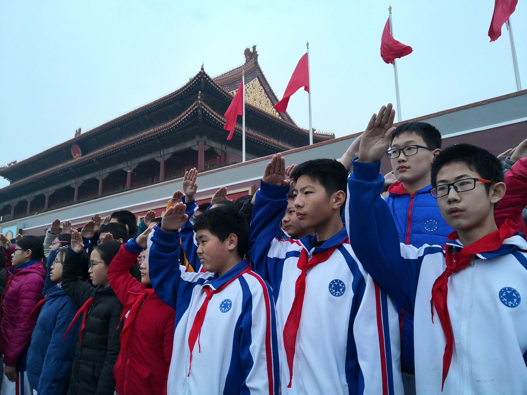 仰望五星红旗 激荡爱国热情