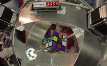 科尔摩根驱动破纪录的魔方机器人.png