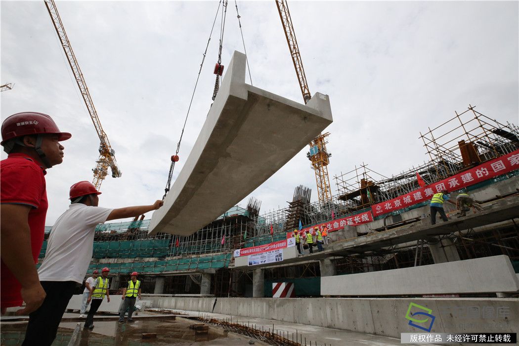 8月8日，2022年冬奥会标志性场馆国家速滑馆开始吊装预制看台板。图为预制看台板吊装现场  刘时新摄（2）