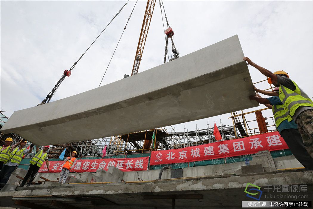8月8日，2022年冬奥会标志性场馆国家速滑馆开始吊装预制看台板。图为预制看台板吊装现场 刘时新摄
