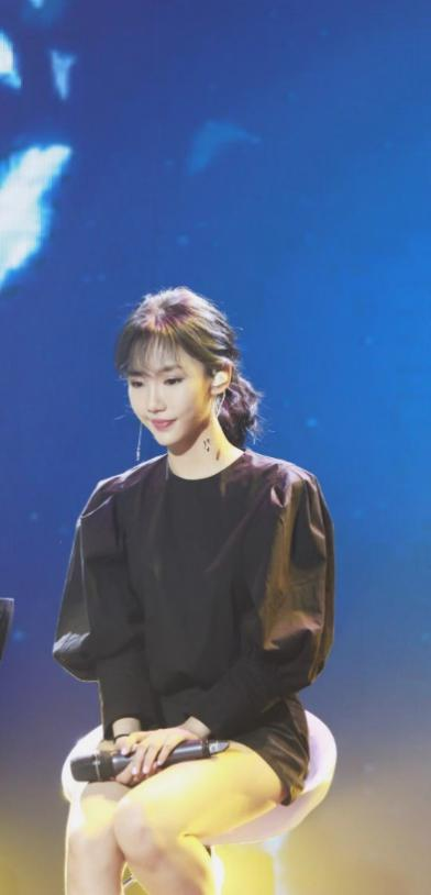 贺敬轩酷狗首唱会 变身蔡依林迷妹热唱《日不