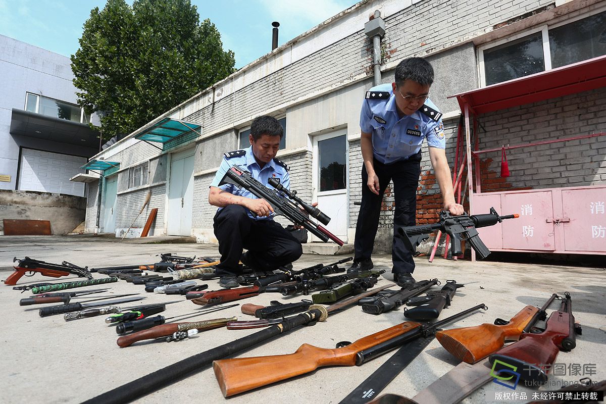 北京警方收缴非法枪支刀具集中入库