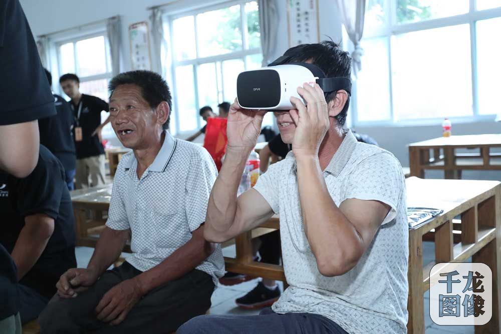 现场媒体、村民体验移动巨幕