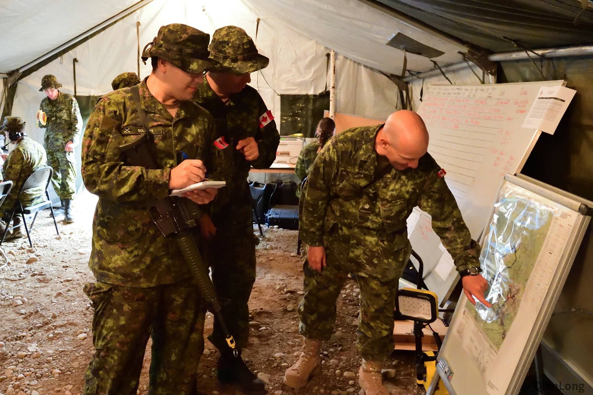 加拿大陆军进行战术演习 野战炊事车看着不小