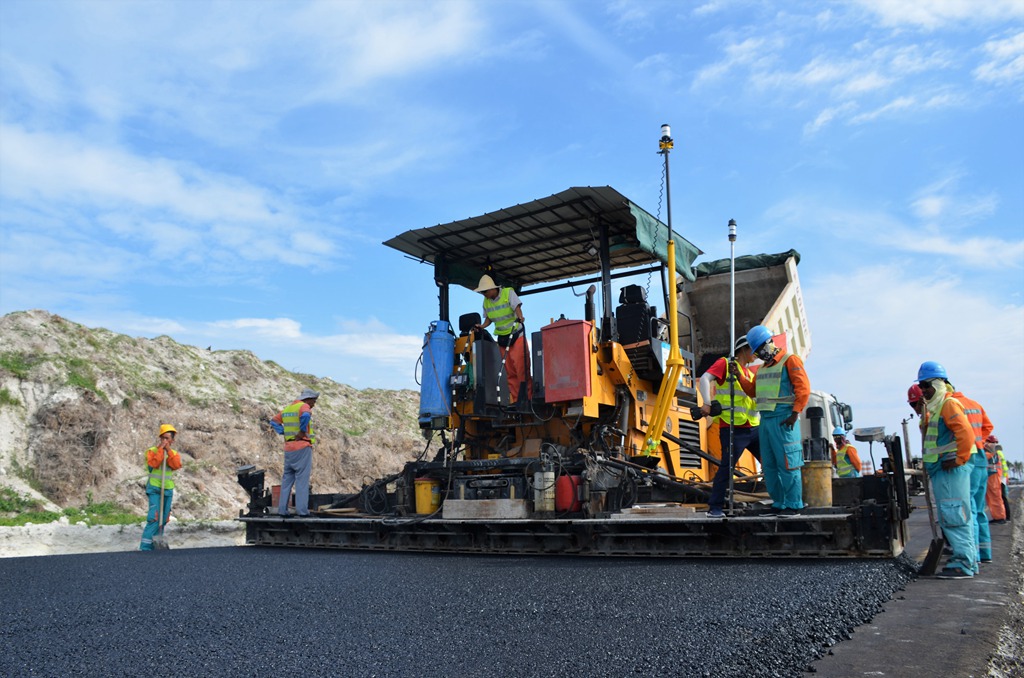 色马尔代夫机场改扩建项目沥青摊铺施工