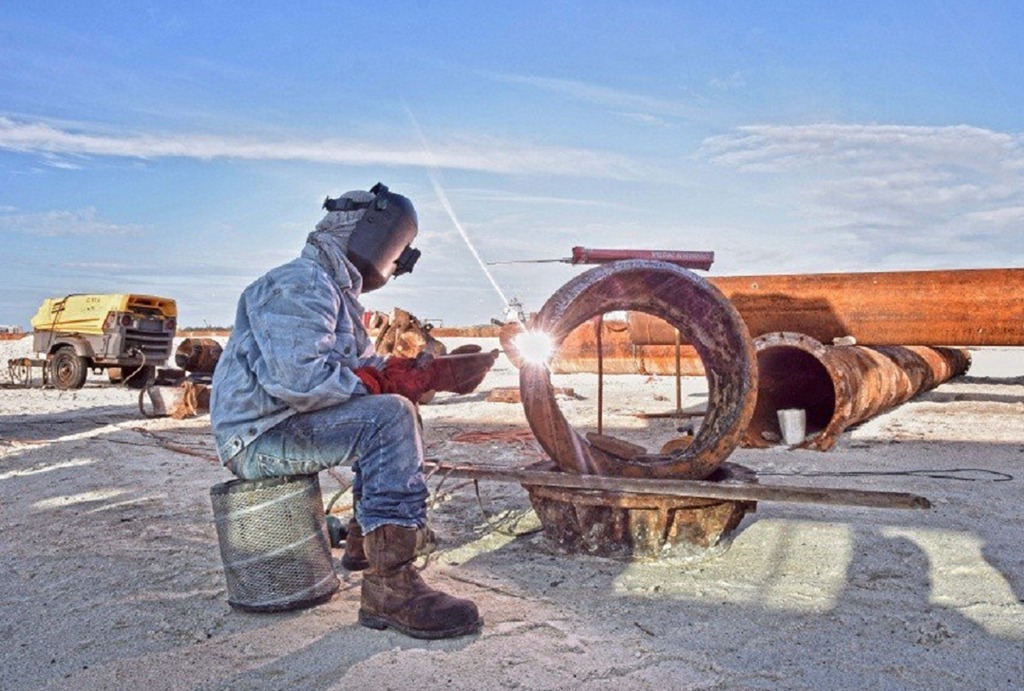 工人正在施工作业 (2)