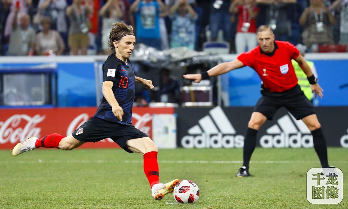 004-2018年7月1日，克罗地亚队10号莫德里奇在与丹麦队的比赛中主罚任意球。刘占坤 摄