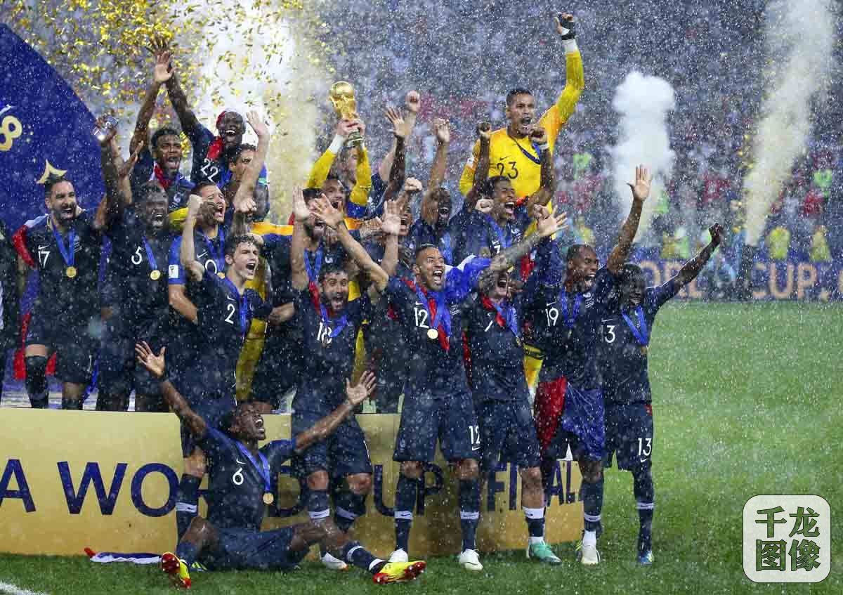 005-2018年7月15日，在莫斯科举行的2018俄罗斯世界杯决赛中，法国队以4比2战胜克罗地亚队，获得冠军。刘占坤 摄