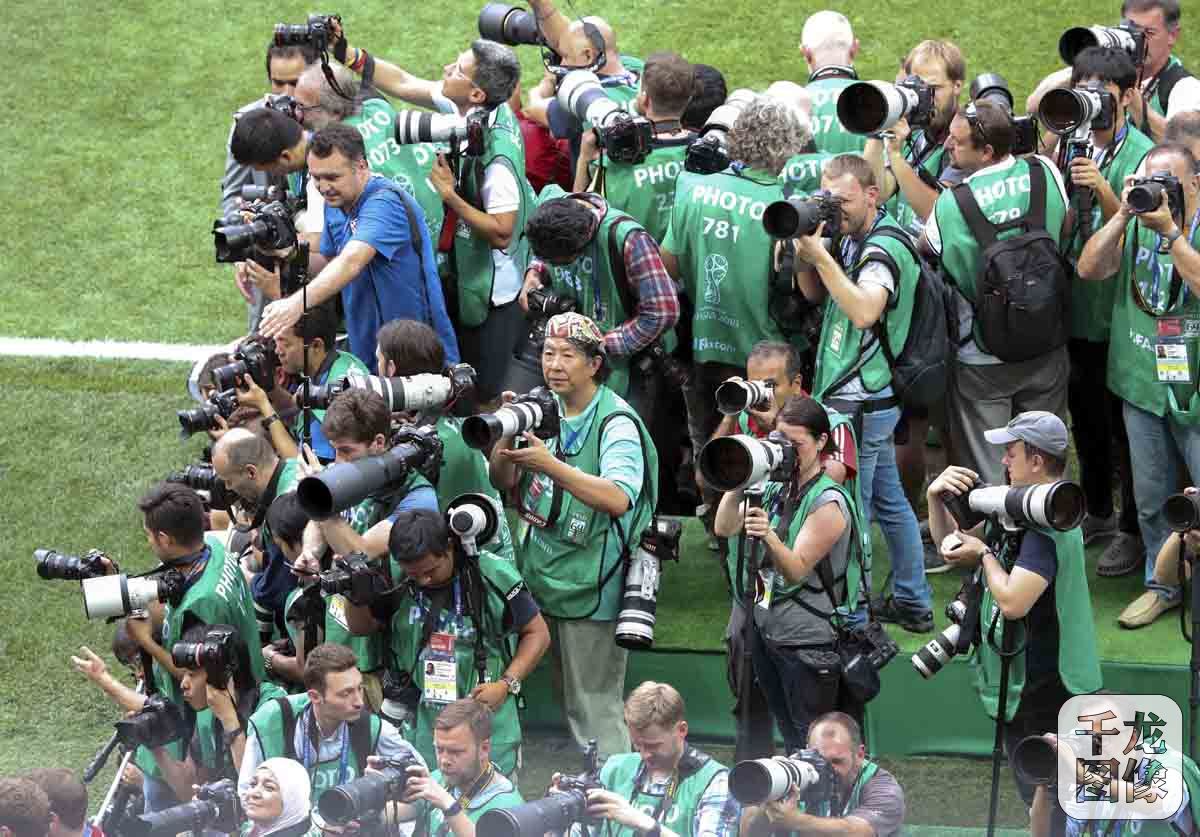 007-2018年7月15日,中国青年报记者刘占坤(中间带花帽者)在俄罗斯世界杯上采访 李细华 摄