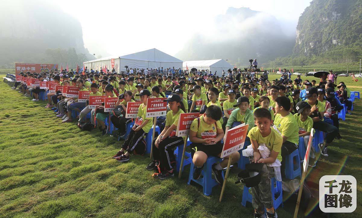 参加开幕式的小营员们