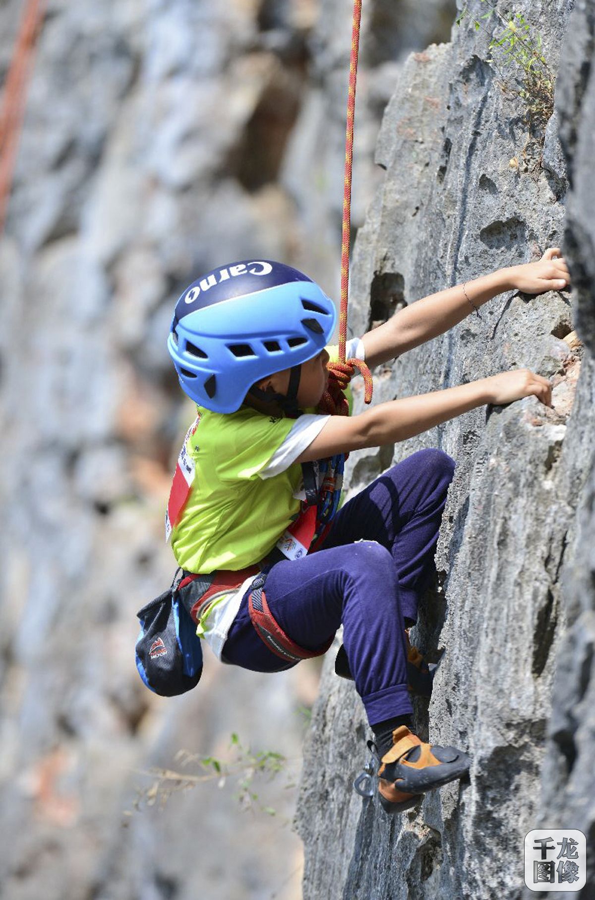 小营员在岩壁上奋力攀爬