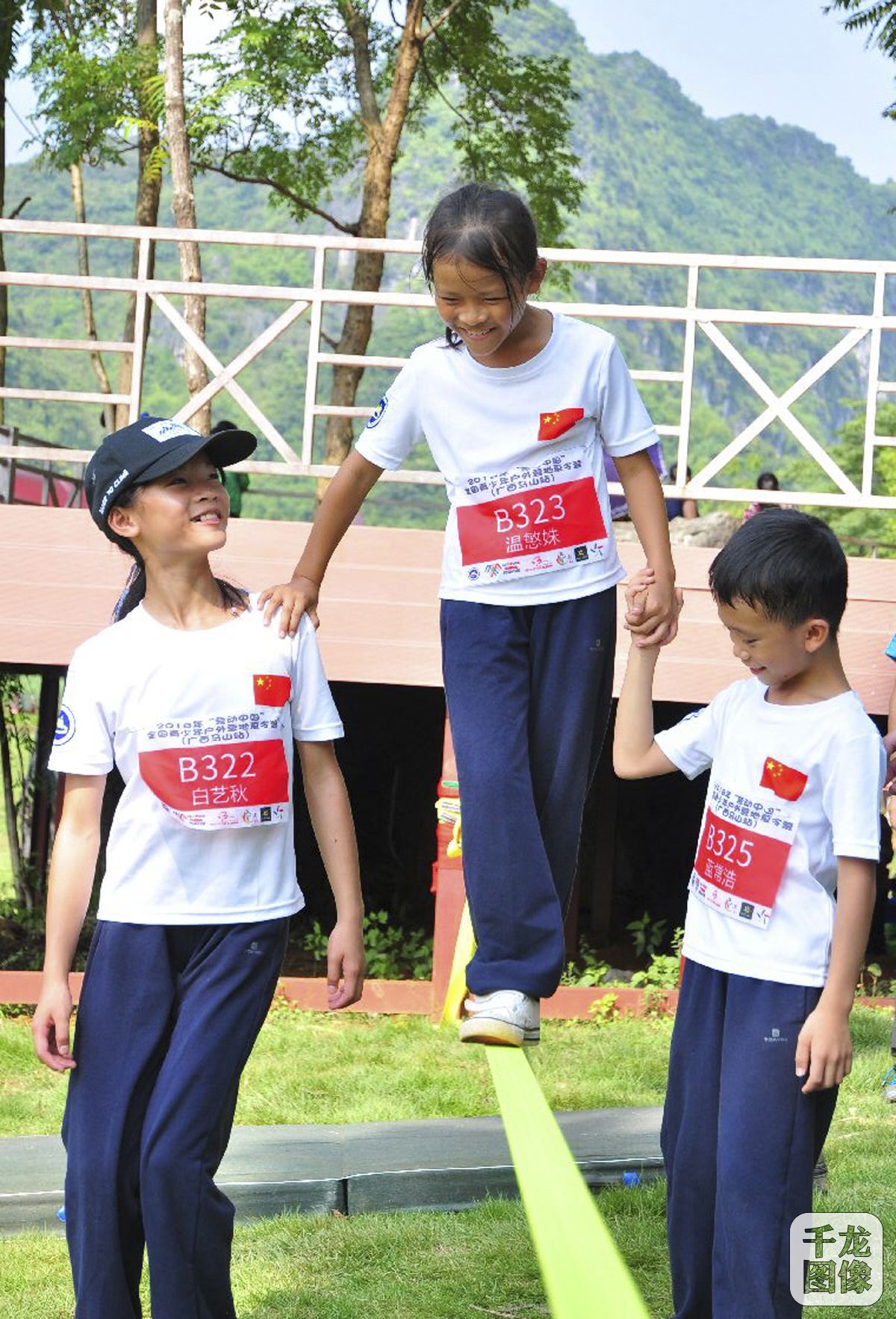 小营员们体验扁带运动项目