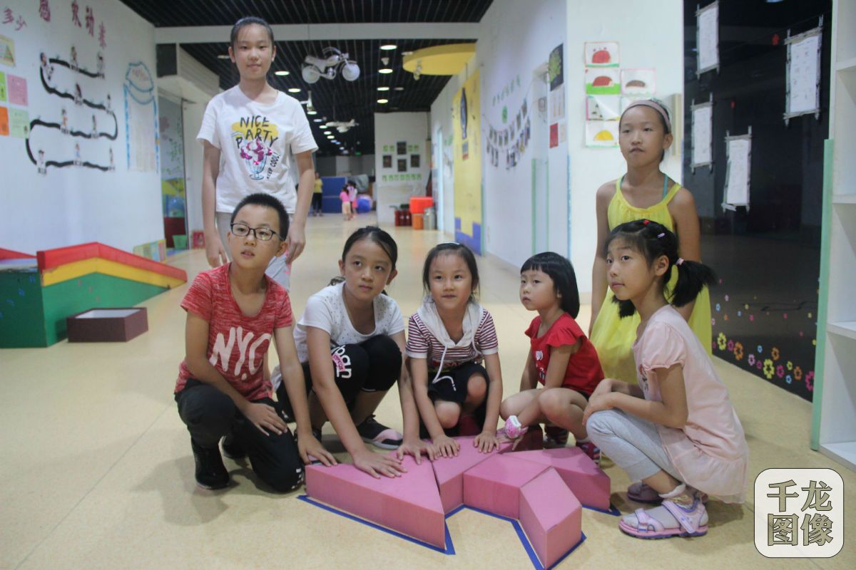 7月27日，放暑假的小朋友来到卢沟桥街道参加暑期托管班。图为孩子们在托管班里玩游戏。卢沟桥街道供图 千龙网发