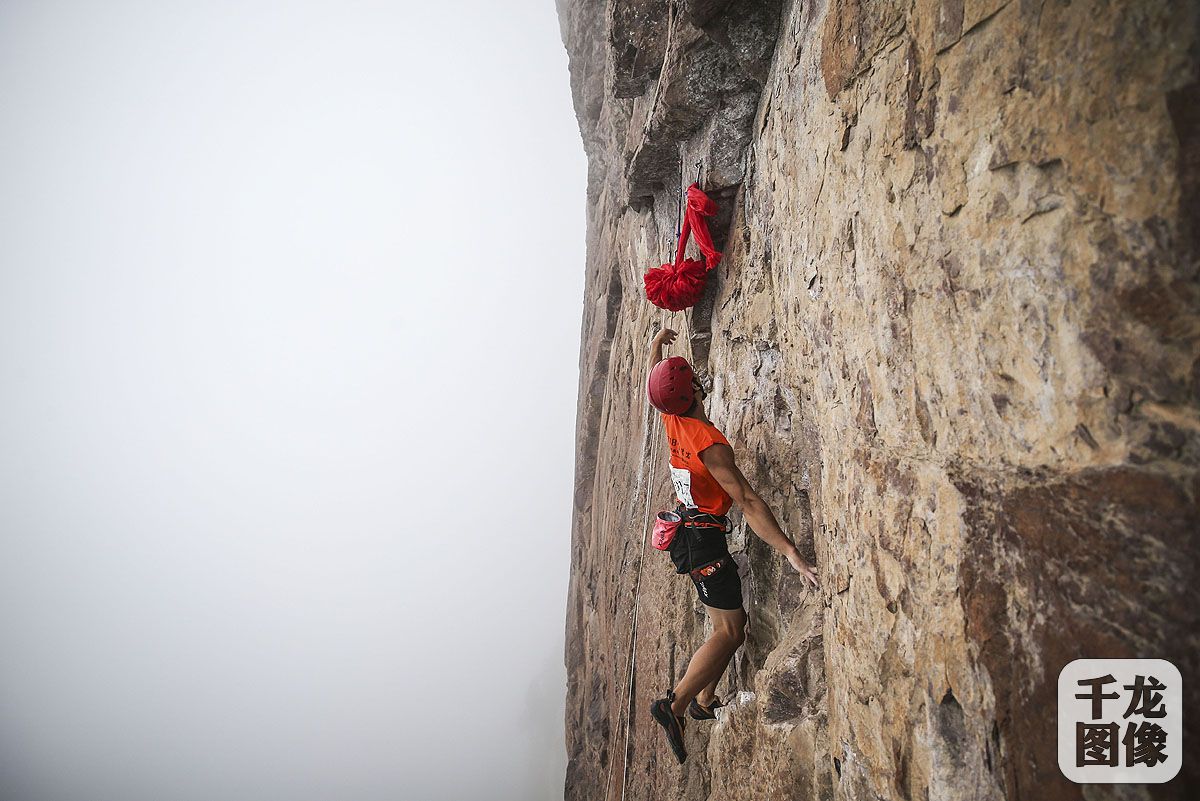 男子运动员抵达线路顶部