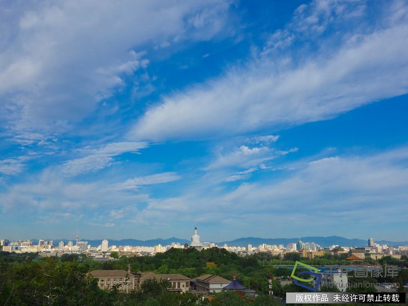 2018年8月29日, 秋高气爽,登上景山公园大好尽收眼底,蓝天白云、西山远眺、古今融合、气象万千。1