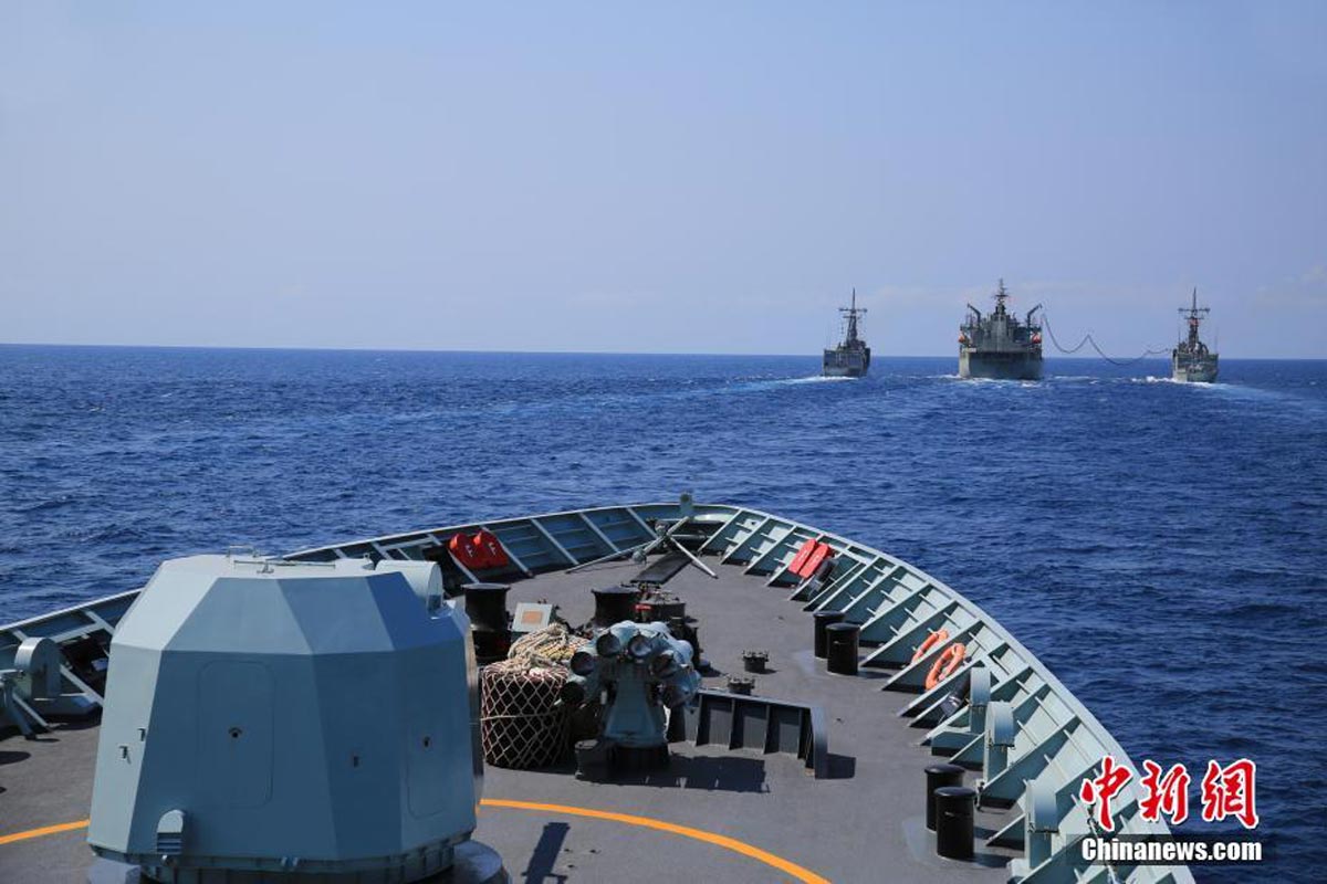 中国海军黄山舰与16国舰机开展红蓝对抗演练