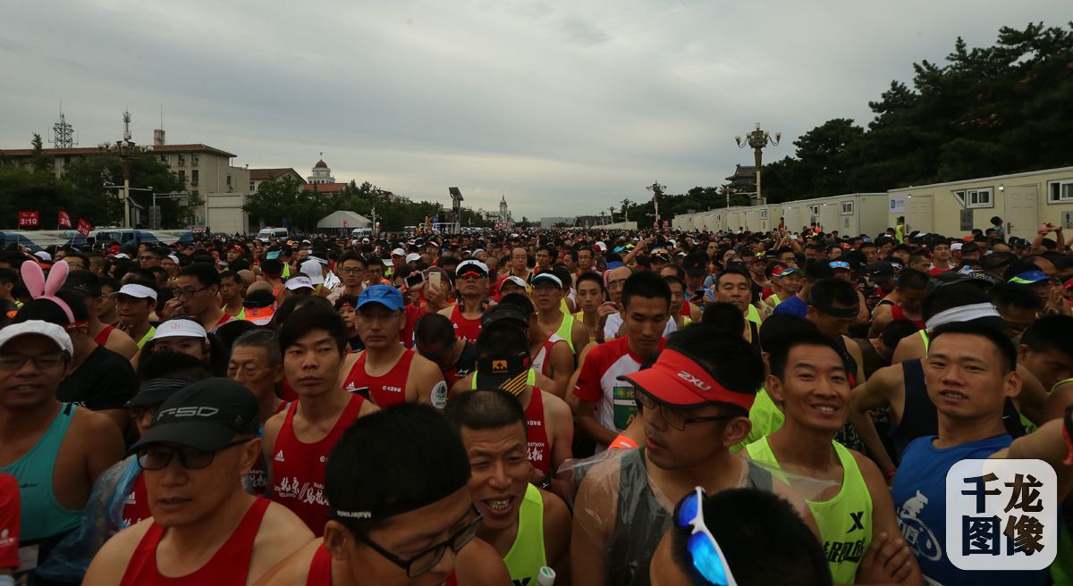 京城金秋，清风送爽，又是一年“北马”开跑时。9月16日7时30分，天安门广场人头攒动、热闹非凡，万众瞩目的2018华夏幸福北京马拉松（以下简称“北马”）在这里顺利起跑，来自40多个国家和地区的约3万名长跑爱好者纷纷迈开脚步，场面蔚为壮观。【千龙网记者 戚连民摄】
