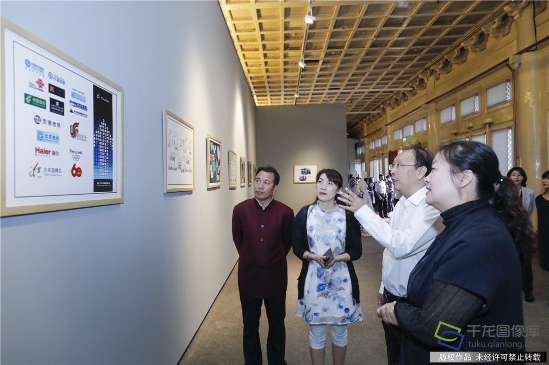 领导嘉宾参观展览
